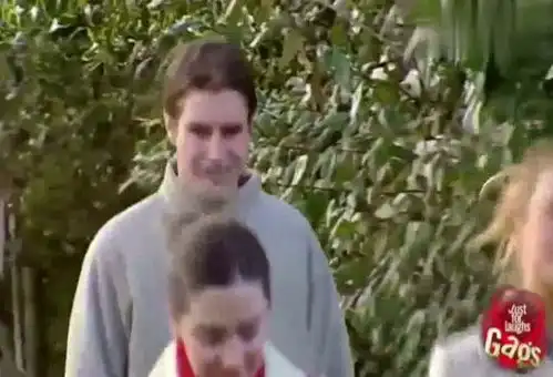 爆笑恶作剧油漆工整蛊在别人身上留掌印,测试路人反应  爆笑恶作剧油漆工整蛊在别人身上留掌印,测试路人反应