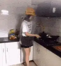  爆笑gif同样是当着众人的面画画,为啥你这么高调呢