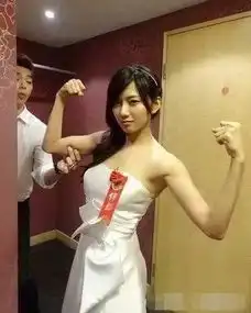  每日笑点这位姐姐,你的衣服穿反了吧