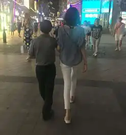  搞笑gif图这是我见过拍婚纱照时,最不正经的新娘