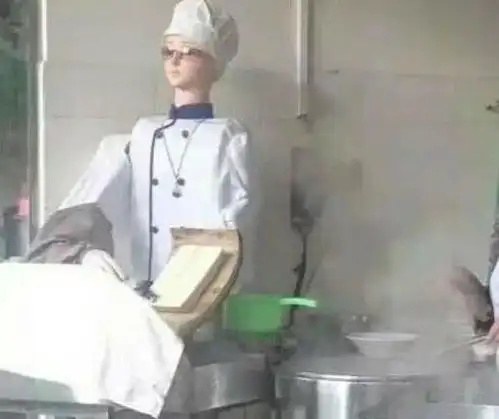 搞笑我宿舍的一哥们失恋后,伤心的在马路上游荡 搞笑我宿舍的一哥们失恋后,伤心的在马路上游荡