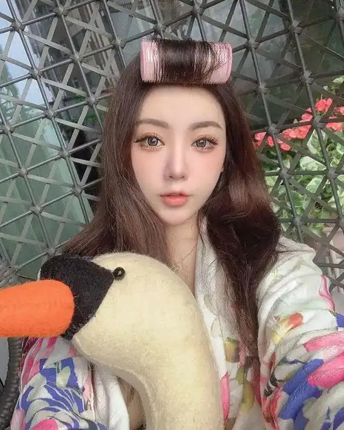  小姐姐图片海洋球好玩