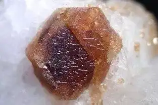  这种钻石是烂大街的便宜货,千万别戴否则丢人的是你自己......
