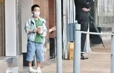  网友偶遇陈小春和大儿子,陈小春高冷训练小小春游泳,画面太有趣