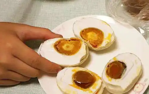  咸鸭蛋蛋黄变黑能吃吗怎么辨别咸鸭蛋是否变质
