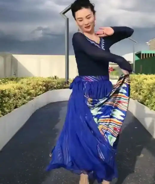  朱军案延期后,妻子谭梅脚踩高跟鞋跳新疆舞,直言跳舞让她快乐