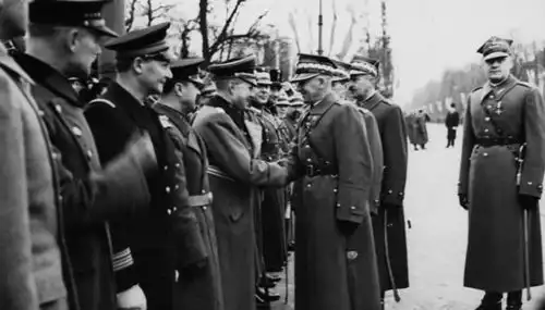 二战波兰是受害者当初瓜分捷克有他,跟纳粹德国搞联欢的也是他  二战波兰是受害者当初瓜分捷克有他,跟纳粹德国搞联欢的也是他