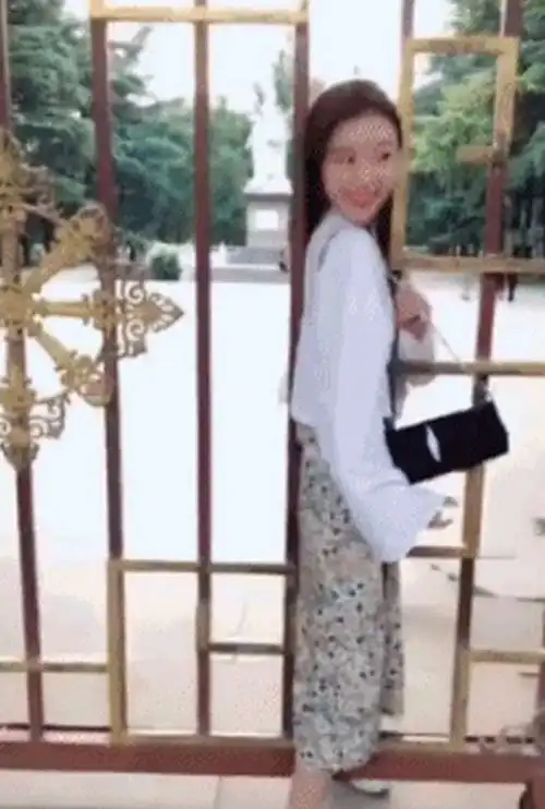  搞笑gif趣图在酒店抓到一个塞卡片的妹子,该怎么处理