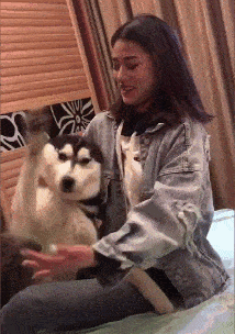  大妹子,做错了什么事情,竟然在这里跪键盘