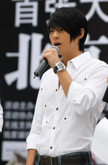  8月31日最酷男星吴建豪安七炫北京帅气亮相