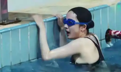  杨幂游泳视频被翻出,泳姿太美被热议,网友一看就是专业版