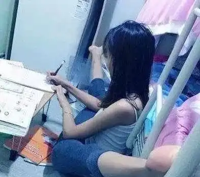  搞笑gif图妹子你可长点心,网吧边玩游戏边写作业啊