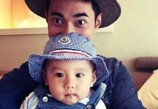 陈冠希再晒女儿萌照,可他这次却被骂惨了,网友会照顾孩子吗  陈冠希再晒女儿萌照,可他这次却被骂惨了,网友会照顾孩子吗