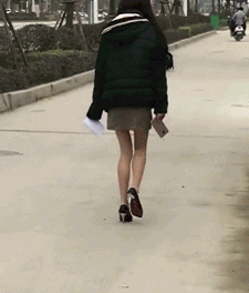  搞笑gif趣图女朋友喝多了,非说自己是美人鱼,这可怎么办啊