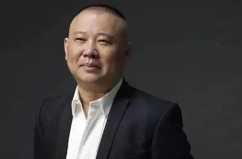  郭德纲成名前照片,看到姜昆瞅他的眼神,就能理解如今他傲娇原因