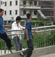  搞笑gif段子这个大哥拿的是痰盂吗