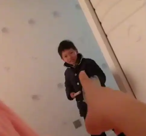  浙江男孩放寒假,每天敲锣打鼓花式喊妈妈起床,妈妈反应亮了