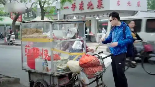  盘点各剧中搞笑摆地摊场景大鹏买煎饼果子,不要鸡蛋和薄脆就连面也不要了