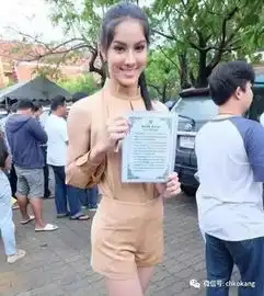  泰国人妖皇后现身征兵现场一身性感打扮在男生中十分亮眼