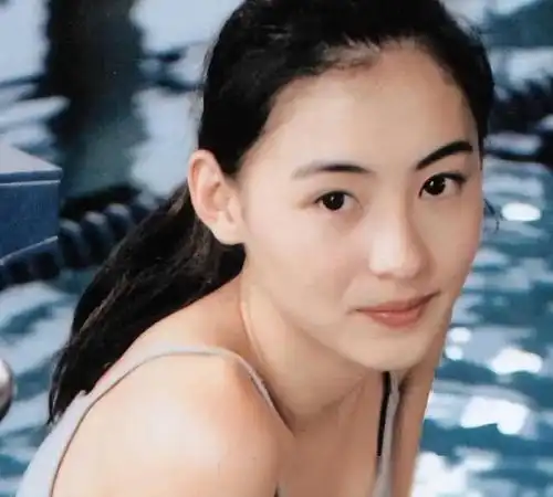  张柏芝带三子张礼承工作穿几百元的运动鞋,腰间赘肉纹身引关注