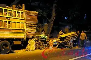  货车长期霸街蹲点收废品