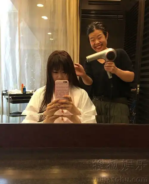  福原爱微博晒剪头发照片工作人员表情亮了
