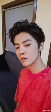  关晓彤晒清纯自拍照,脸上的装饰少女心十足,皮肤也好到吹弹可破
