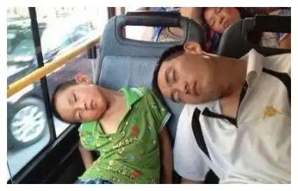  搞笑图片幽默段子笑话不要再埋怨队友菜了,他有可能在喝奶