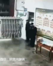  搞笑gif趣图第一次来女朋友家,这是干啥用的