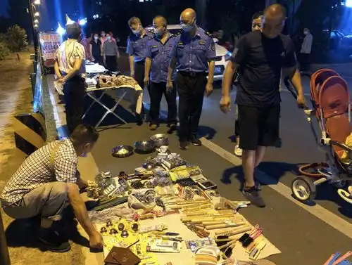  城管打电话喊小贩摆摊地摊到底有多火六张图片告诉你