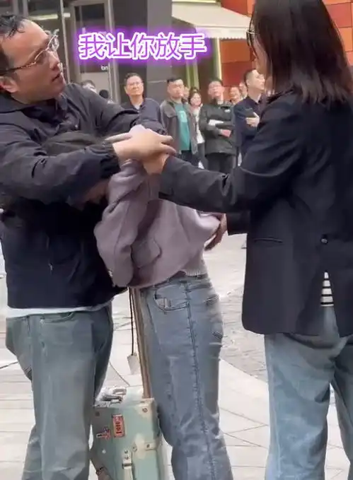  江苏男子出轨,妻子当街抓住小三不放,知情人ktv里认识的
