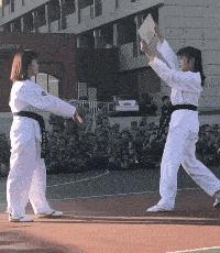  搞笑gif趣图同事和媳妇吵架,把媳妇气的回了娘家