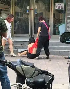  郑州小三被当街扒光衣服,衣不遮体,路人狂拍照