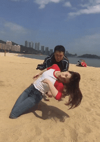 搞笑gif段子整个电梯内就我一个男的,内心有点小慌