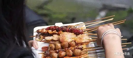  桂林脾气火爆的烧烤从地摊到小店,24年了还是只能站着吃
