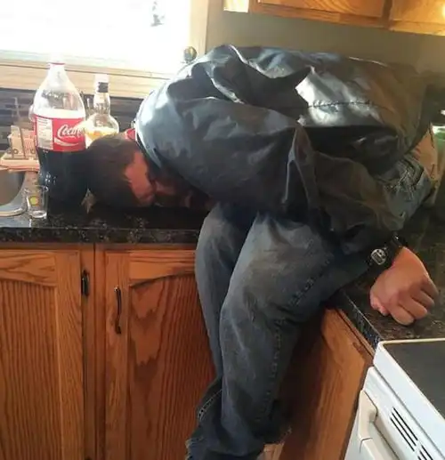 该吃药的图片搞笑睡姿