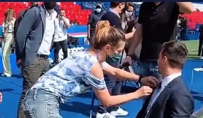  梅西遇上美女,凸显好人品另1张图片,最能体现他的幽默
