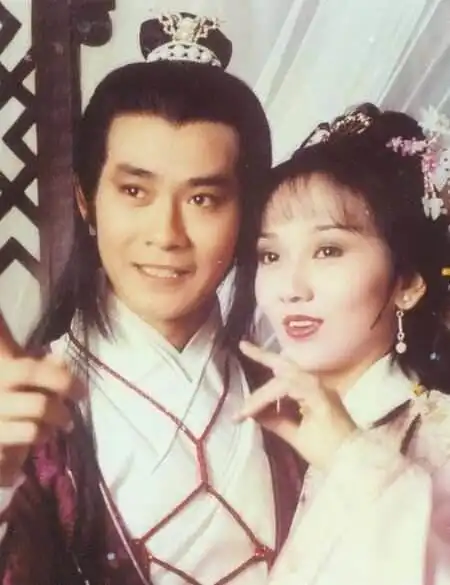  1979年,郑少秋陪赵雅芝看妇科,沈殿霞冲到剧组给了赵雅芝几巴掌