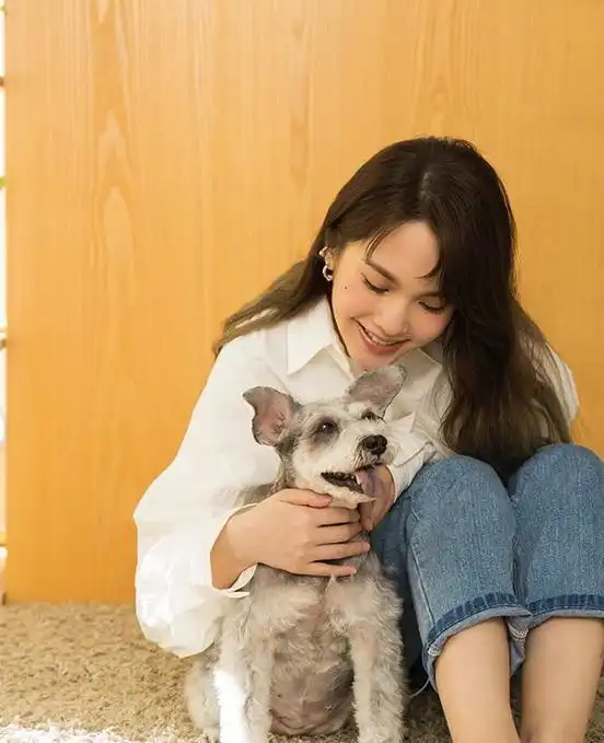  杨丞琳抱狗狗拍摄mv与萌宠亲密互动甜笑不停超温馨