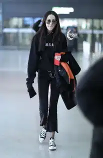 这么穿是要火的节奏,李小璐杨幂都在穿这双漏洞袜