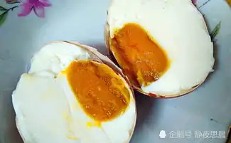  腌咸鸭蛋不要搞那么复杂,用这个土方法,15天出沙又出油