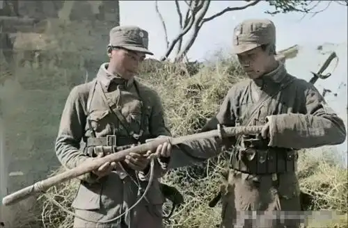  1940年,两位年轻的八路军战士照片,正在观赏一把日本大佐的佩刀