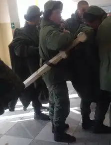  俄罗斯士兵搞怪系列还是堆出来的女朋友听话