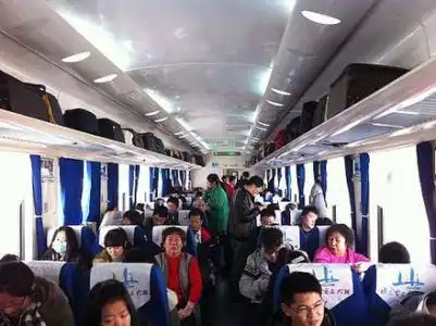 火车硬座车厢与卧铺车厢是通着的吗