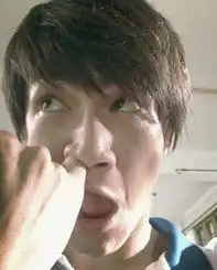  林更新周冬雨互晒抠鼻丑照互黑丝毫不手软