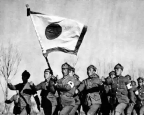  日军顾问拜访伪军队长,称是老乡,说罢伸出两根手指