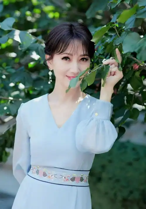 66岁赵雅芝晒荷塘古风美照,皮肤白皙似少女,获网友吟诗赞美