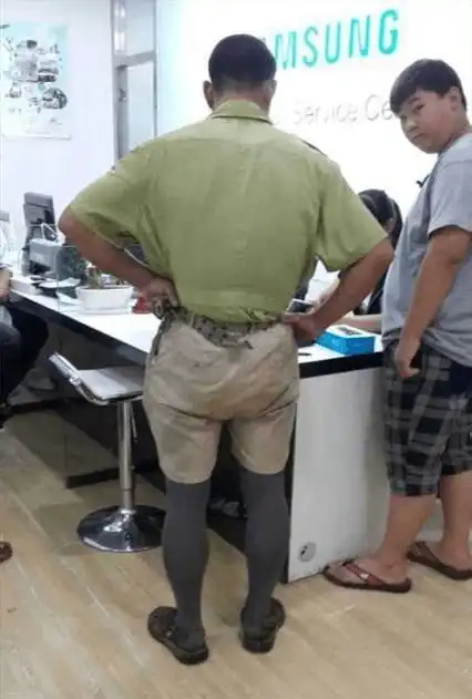  搞笑图片少年这是着急错把女朋友的衣服穿出来了吧,太辣眼睛啊