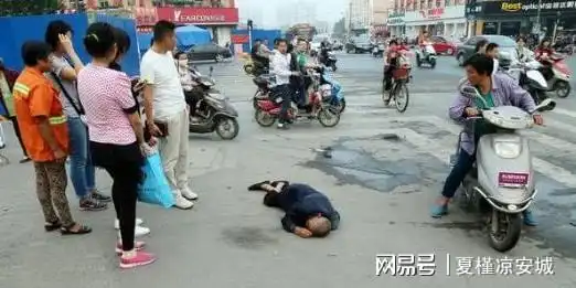 孤寡老汉捡废品供养女上大学,养女在火车站见到父亲,却装不认识  孤寡老汉捡废品供养女上大学,养女在火车站见到父亲,却装不认识