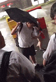  妹子在地铁化妆,把旁边大哥吓坏了哈哈哈哈哈哪里来的妖孽